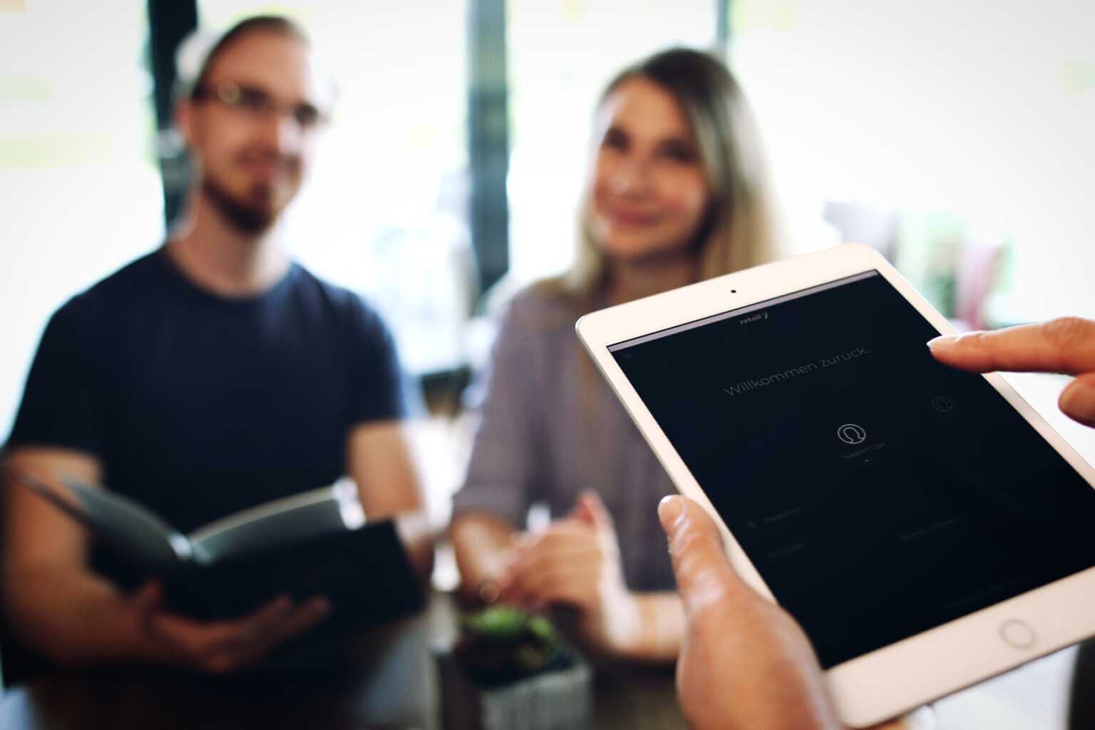 retail7-kassensoftware-ipad-verkaufsgespräch-aktuelles Gastronomie Bestellung am Tisch mit der iPad Kasse